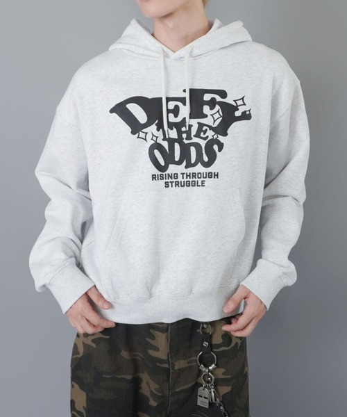 SPINNS(スピンズ)の「短丈スウェットパーカー/ストリートロゴプリント/カモフラージュ/ショート丈(パーカー・メンズ・ウッドランド/ブラック/ピンク系その他/アッシュグレー・ONESIZE)」の1枚目の写真