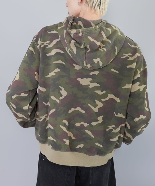 SPINNS(スピンズ)の「短丈スウェットパーカー/ストリートロゴプリント/カモフラージュ/ショート丈(パーカー・メンズ・ウッドランド/ブラック/ピンク系その他/アッシュグレー・ONESIZE)」の8枚目の写真