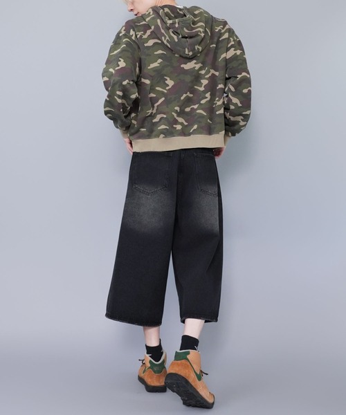 SPINNS(スピンズ)の「短丈スウェットパーカー/ストリートロゴプリント/カモフラージュ/ショート丈(パーカー・メンズ・ウッドランド/ブラック/ピンク系その他/アッシュグレー・ONESIZE)」の7枚目の写真