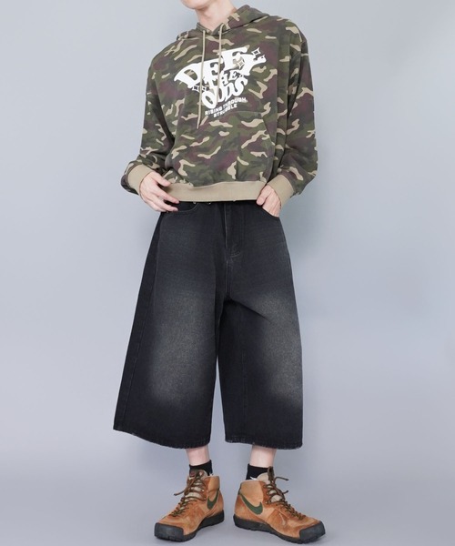 SPINNS(スピンズ)の「短丈スウェットパーカー/ストリートロゴプリント/カモフラージュ/ショート丈(パーカー・メンズ・ウッドランド/ブラック/ピンク系その他/アッシュグレー・ONESIZE)」の5枚目の写真