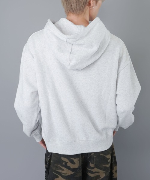 SPINNS(スピンズ)の「短丈スウェットパーカー/ストリートロゴプリント/カモフラージュ/ショート丈(パーカー・メンズ・ウッドランド/ブラック/ピンク系その他/アッシュグレー・ONESIZE)」の21枚目の写真