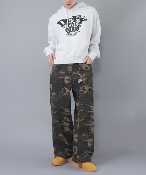 SPINNS(スピンズ)の「短丈スウェットパーカー/ストリートロゴプリント/カモフラージュ/ショート丈(パーカー・メンズ・ウッドランド/ブラック/ピンク系その他/アッシュグレー・ONESIZE)」の19枚目の写真