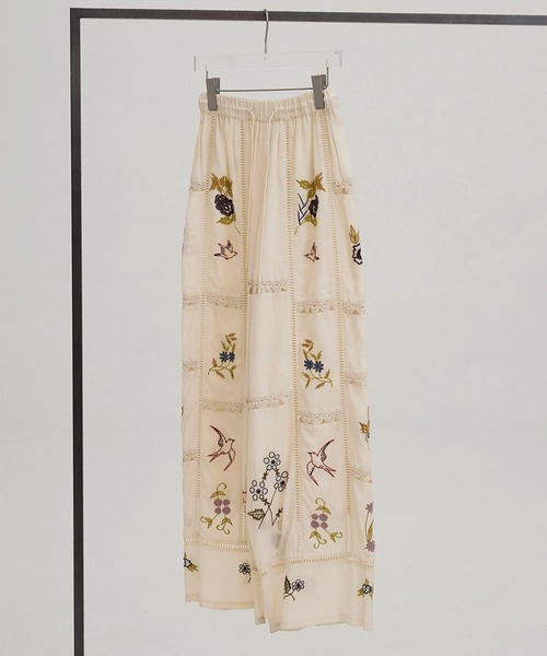 TODAYFUL(トゥデイフル)の「【TODAYFUL/トゥデイフル】Embroidery Patchwork Trousers/エンブロイダリーパッチワークトラウザー/パンツ(その他パンツ・レディース・バーガンディー/キナリ/ブラック・36/38)」の4枚目の写真