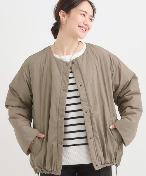 SHOO・LA・RUE（シューラルー）の「【洗濯機可/撥水/リバーシブル】 ノーカラー中綿ブルゾン（ブルゾン・レディース・ブラウン系/ブラック/ライトベージュ・01/04/03/02）」の3枚目の写真