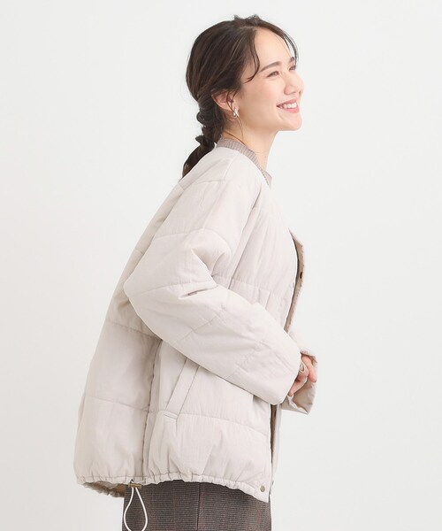 SHOO・LA・RUE（シューラルー）の「【洗濯機可/撥水/リバーシブル】 ノーカラー中綿ブルゾン（ブルゾン・レディース・ブラウン系/ブラック/ライトベージュ・01/04/03/02）」の8枚目の写真