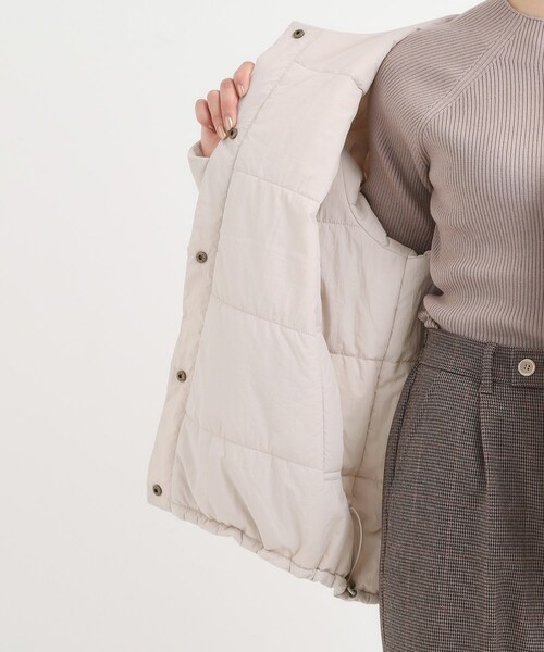 SHOO・LA・RUE（シューラルー）の「【洗濯機可/撥水/リバーシブル】 ノーカラー中綿ブルゾン（ブルゾン・レディース・ブラウン系/ブラック/ライトベージュ・01/04/03/02）」の21枚目の写真