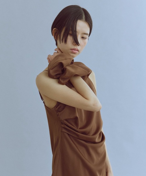 EN NEUME(エンノイム)の「Matte Glow Cami & Scrunchie Set(キャミソール・レディース・チャコール/ブラウン/ブラック・FREE)」の2枚目の写真