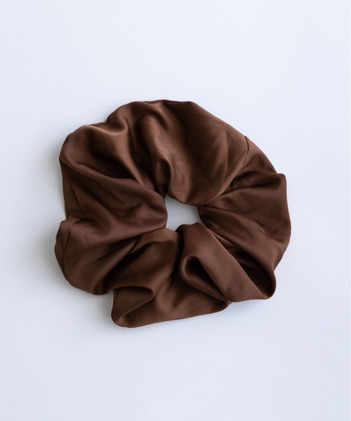 EN NEUME(エンノイム)の「Matte Glow Cami & Scrunchie Set(キャミソール・レディース・チャコール/ブラウン/ブラック・FREE)」の18枚目の写真
