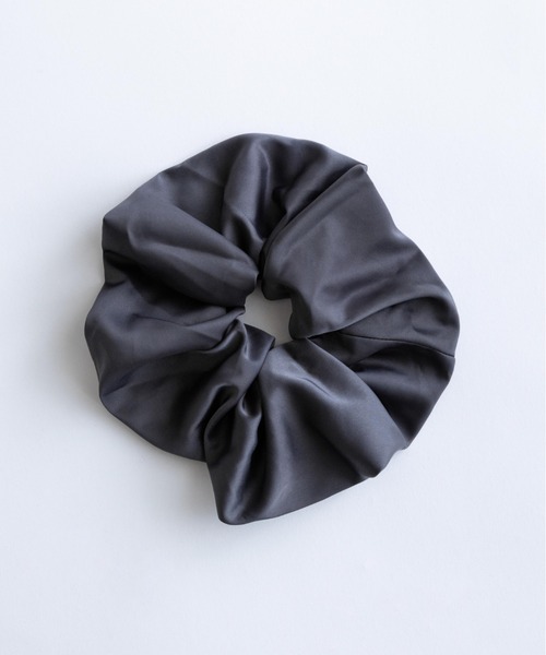 EN NEUME(エンノイム)の「Matte Glow Cami & Scrunchie Set(キャミソール・レディース・チャコール/ブラウン/ブラック・FREE)」の20枚目の写真