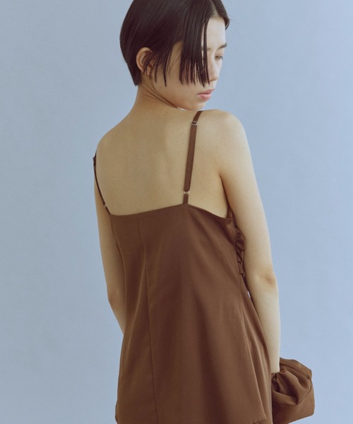 EN NEUME(エンノイム)の「Matte Glow Cami & Scrunchie Set(キャミソール・レディース・チャコール/ブラウン/ブラック・FREE)」の5枚目の写真