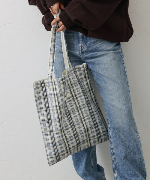 Spick & Span(スピックアンドスパン)の「《一部店舗+WEB限定》Uhr/ウーア SPANGLE CHECK TOTE(トートバッグ・レディース・アイボリー/ブルー・FREE)」の3枚目の写真
