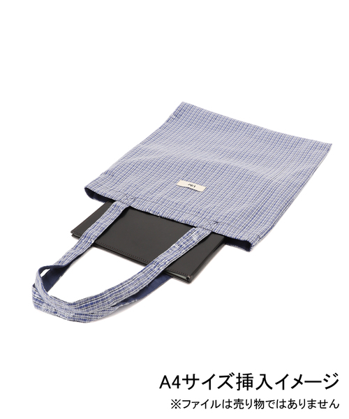 Spick & Span(スピックアンドスパン)の「《一部店舗+WEB限定》Uhr/ウーア SPANGLE CHECK TOTE(トートバッグ・レディース・アイボリー/ブルー・FREE)」の12枚目の写真