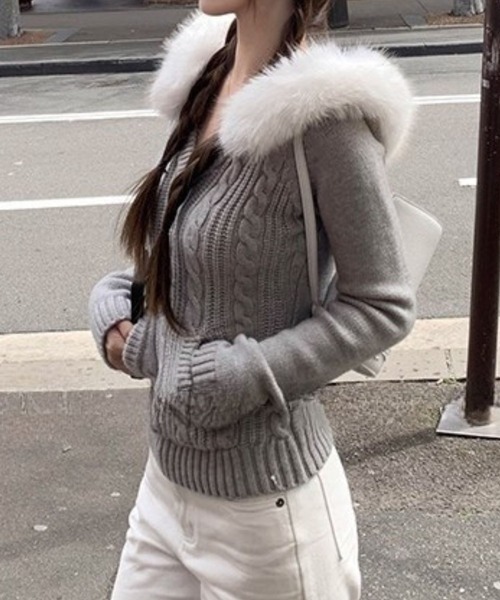 SPIGA（スピーガ）の「ﾌｧｰ付ﾌｰﾄﾞｹｰﾌﾞﾙ編みﾆｯﾄ（ニット/セーター・レディース・ホワイト/イエロー/グレー・FREE）」の2枚目の写真