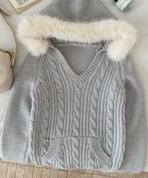 SPIGA（スピーガ）の「ﾌｧｰ付ﾌｰﾄﾞｹｰﾌﾞﾙ編みﾆｯﾄ（ニット/セーター・レディース・ホワイト/イエロー/グレー・FREE）」の5枚目の写真