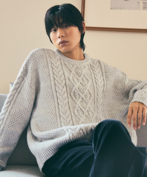 WEDNESDAY OASIS（ウェンズデーオアシス）の「アーデンケーブルラウンドニット_LIGHT GRAY(WC25-KN91)（ニット/セーター・メンズ・ライトグレー・MEDIUM/LARGE）」の3枚目の写真