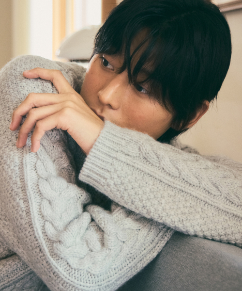 WEDNESDAY OASIS（ウェンズデーオアシス）の「アーデンケーブルラウンドニット_LIGHT GRAY(WC25-KN91)（ニット/セーター・メンズ・ライトグレー・MEDIUM/LARGE）」の4枚目の写真