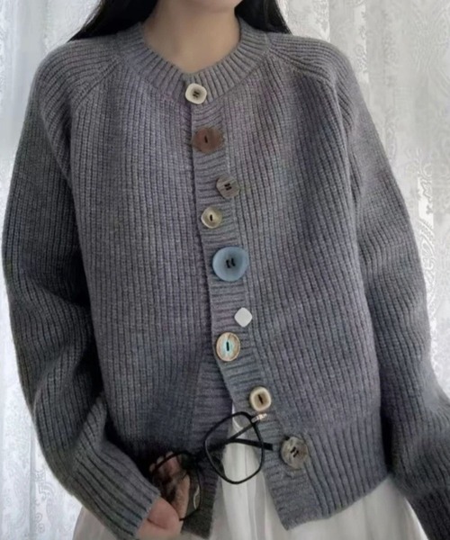 CADBURY(キャドバリー)の「マルチ釦デザインニットカーディガン(カーディガン/ボレロ・レディース・ホワイト/ピンク/イエロー/ブラック/グレー/ブルー・FREE)」の3枚目の写真