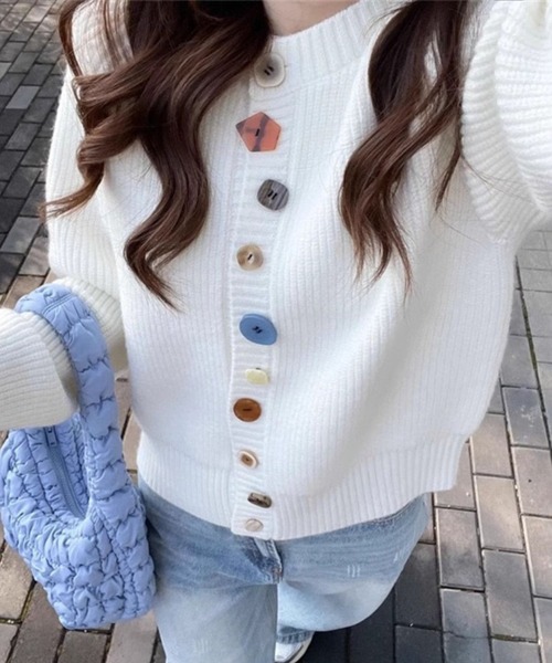 CADBURY(キャドバリー)の「マルチ釦デザインニットカーディガン(カーディガン/ボレロ・レディース・ホワイト/ピンク/イエロー/ブラック/グレー/ブルー・FREE)」の2枚目の写真