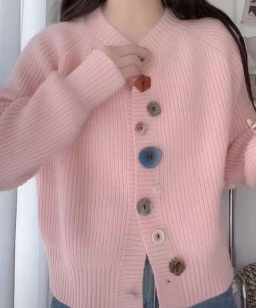 CADBURY(キャドバリー)の「マルチ釦デザインニットカーディガン(カーディガン/ボレロ・レディース・ホワイト/ピンク/イエロー/ブラック/グレー/ブルー・FREE)」の6枚目の写真
