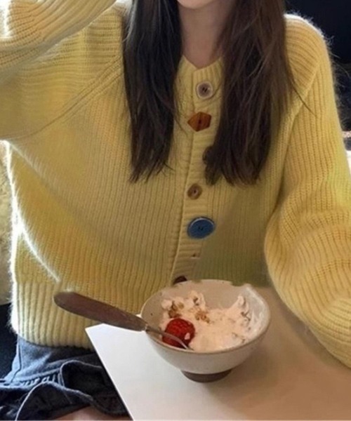 CADBURY(キャドバリー)の「マルチ釦デザインニットカーディガン(カーディガン/ボレロ・レディース・ホワイト/ピンク/イエロー/ブラック/グレー/ブルー・FREE)」の5枚目の写真