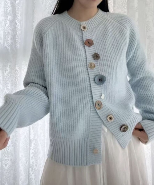 CADBURY(キャドバリー)の「マルチ釦デザインニットカーディガン(カーディガン/ボレロ・レディース・ホワイト/ピンク/イエロー/ブラック/グレー/ブルー・FREE)」の4枚目の写真