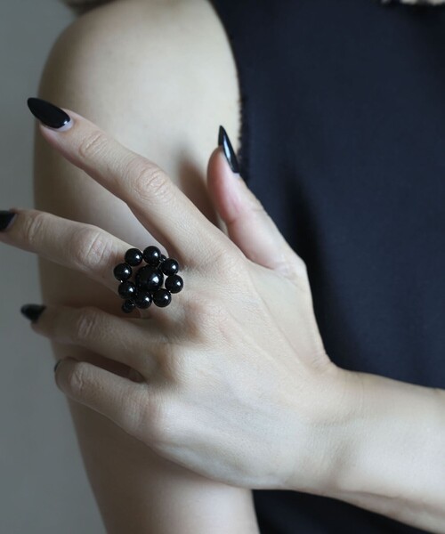 in mood(インムード)の「<in mood>ONYX FLOWER リング(リング・レディース・ブラック・FREE)」の4枚目の写真