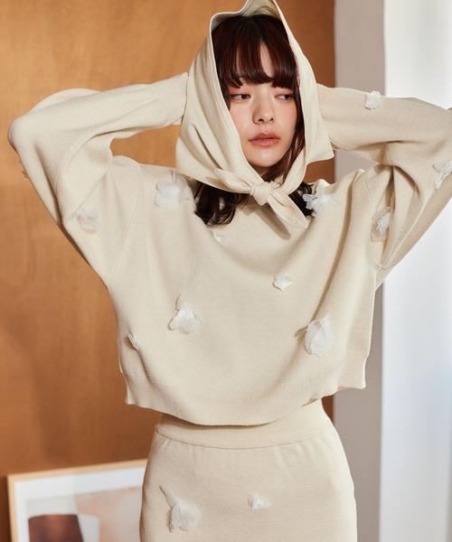 mysty woman(ミスティウーマン)の「3Dフラワーツキニット 636338(ニット/セーター・レディース・ホワイト系その他/グレー/ブラック・FREE)」の2枚目の写真