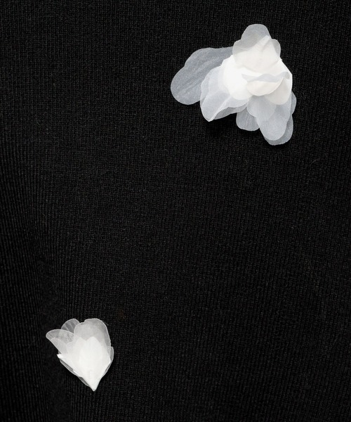mysty woman(ミスティウーマン)の「3Dフラワーツキニット 636338(ニット/セーター・レディース・ホワイト系その他/グレー/ブラック・FREE)」の5枚目の写真