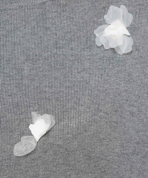 mysty woman(ミスティウーマン)の「3Dフラワーツキニット 636338(ニット/セーター・レディース・ホワイト系その他/グレー/ブラック・FREE)」の6枚目の写真