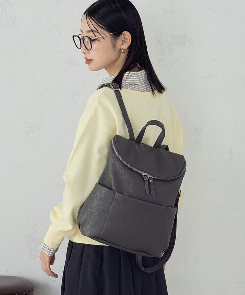 MONO COMME CA(モノコムサ)の「A4サイズ対応 タックリュック(バックパック/リュック・レディース・チャコール/ブラック・FREE)」の1枚目の写真