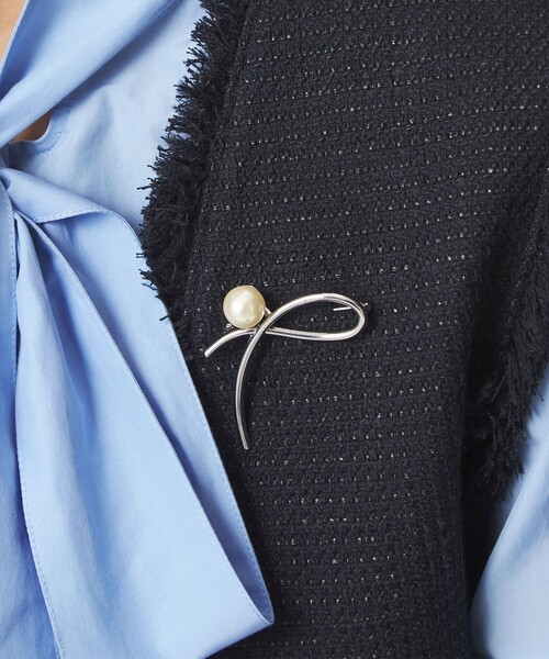 green label relaxing（グリーンレーベルリラクシング）の「メタルライン＆フェイクパール ブローチ（ブローチ/コサージュ・レディース・ゴールド/シルバー・FREE）」の2枚目の写真