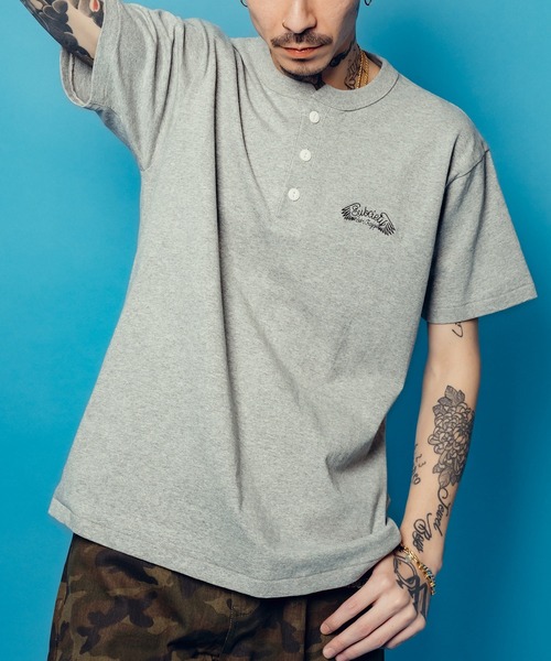 Subciety(サブサエティ)の「Henley neck tee(Tシャツ/カットソー・メンズ・ブラック/ホワイト/グレー・SMALL/MEDIUM/LARGE/X-LARGE/XX-LARGE)」の3枚目の写真