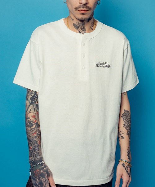 Subciety(サブサエティ)の「Henley neck tee(Tシャツ/カットソー・メンズ・ブラック/ホワイト/グレー・SMALL/MEDIUM/LARGE/X-LARGE/XX-LARGE)」の1枚目の写真