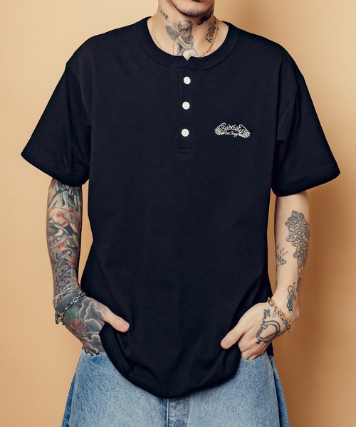 Subciety(サブサエティ)の「Henley neck tee(Tシャツ/カットソー・メンズ・ブラック/ホワイト/グレー・SMALL/MEDIUM/LARGE/X-LARGE/XX-LARGE)」の2枚目の写真