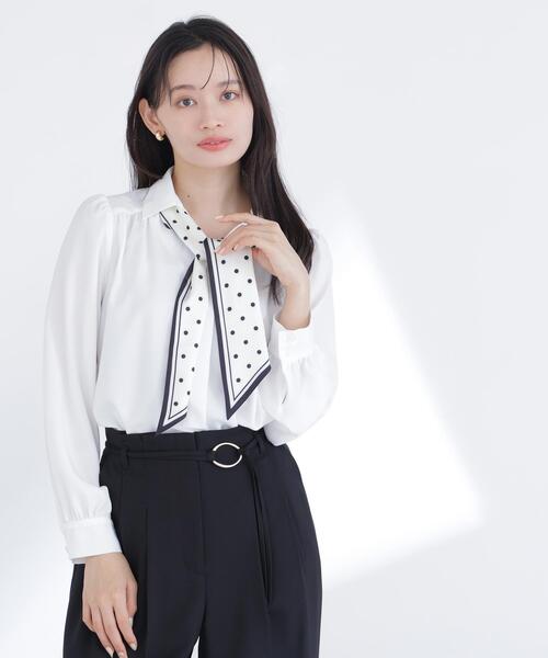 NATURAL BEAUTY BASIC(ナチュラルビューティーベーシック)の「◇デザインスカーフ付ブラウス(シャツ/ブラウス・レディース・ベージュ/ネイビー/オフホワイト・SMALL/MEDIUM)」の2枚目の写真