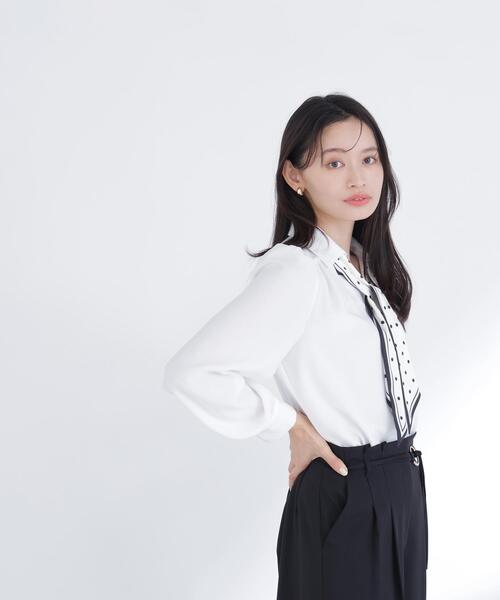 NATURAL BEAUTY BASIC(ナチュラルビューティーベーシック)の「◇デザインスカーフ付ブラウス(シャツ/ブラウス・レディース・ベージュ/ネイビー/オフホワイト・SMALL/MEDIUM)」の7枚目の写真