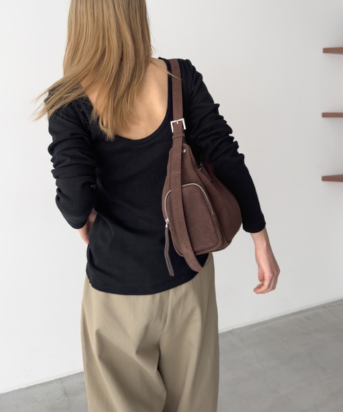 CANAL JEAN（キャナルジーン）の「Miller　背あきカップ付きロンT（Tシャツ/カットソー・レディース・アイボリー/ブラック/ブラウン系その他・ONE SIZE）」の3枚目の写真