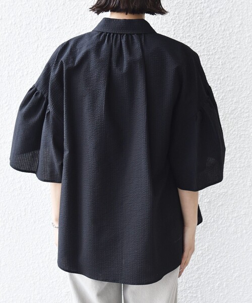 SHIPS(シップス)の「【WEB限定】〈手洗い可能〉サッカー ギャザー シャツ 羽織(シャツ/ブラウス・レディース・スカイブルー/ブラック/ホワイト・ONE SIZE)」の5枚目の写真