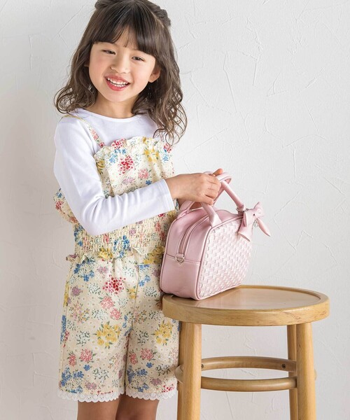 BeBe（ベベ）の「レザー調編み込みリボンチャーム付きミニボストン（ショルダーバッグ・キッズ・キャメル/ピンク・FREE）」の3枚目の写真