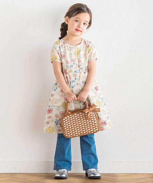 BeBe（ベベ）の「レザー調編み込みリボンチャーム付きミニボストン（ショルダーバッグ・キッズ・キャメル/ピンク・FREE）」の4枚目の写真