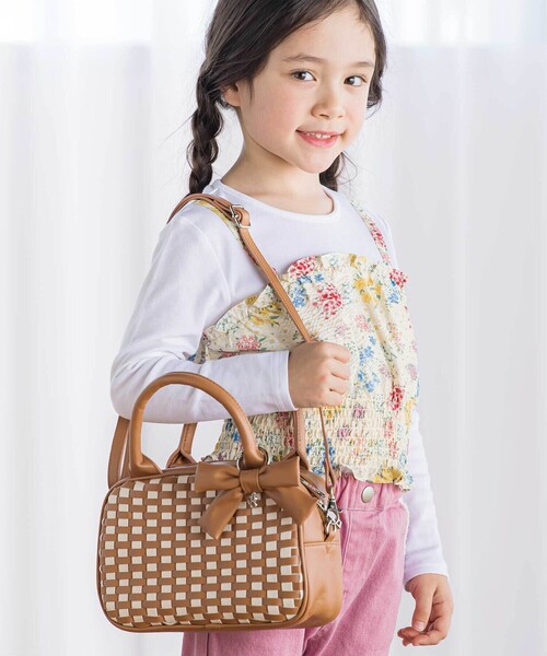 BeBe（ベベ）の「レザー調編み込みリボンチャーム付きミニボストン（ショルダーバッグ・キッズ・キャメル/ピンク・FREE）」の5枚目の写真