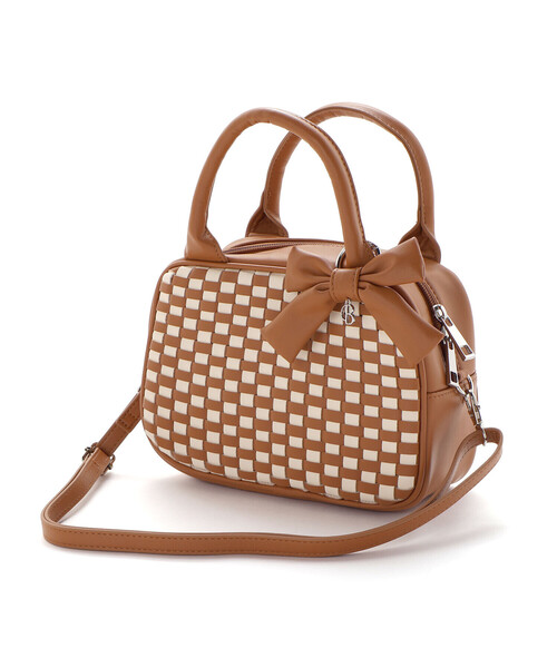 BeBe（ベベ）の「レザー調編み込みリボンチャーム付きミニボストン（ショルダーバッグ・キッズ・キャメル/ピンク・FREE）」の6枚目の写真