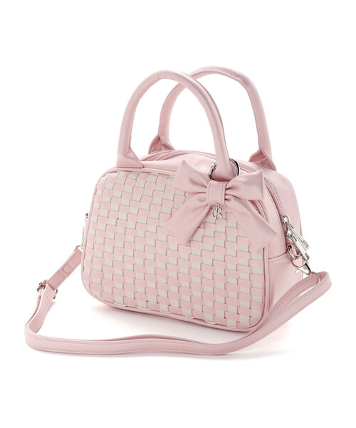 BeBe（ベベ）の「レザー調編み込みリボンチャーム付きミニボストン（ショルダーバッグ・キッズ・キャメル/ピンク・FREE）」の9枚目の写真