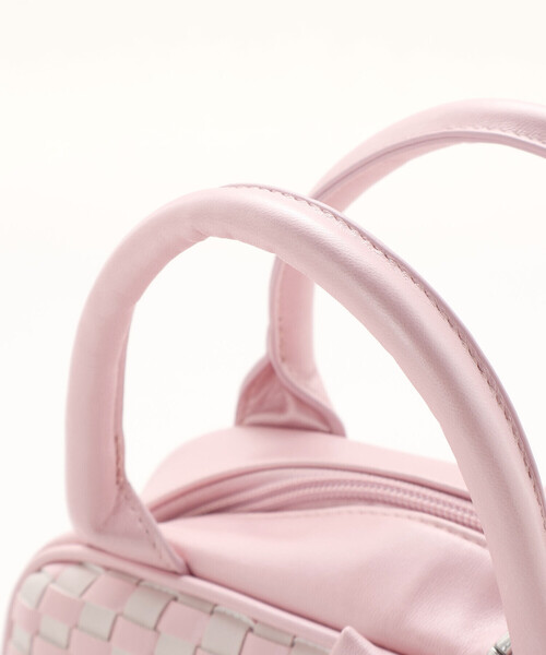 BeBe（ベベ）の「レザー調編み込みリボンチャーム付きミニボストン（ショルダーバッグ・キッズ・キャメル/ピンク・FREE）」の11枚目の写真