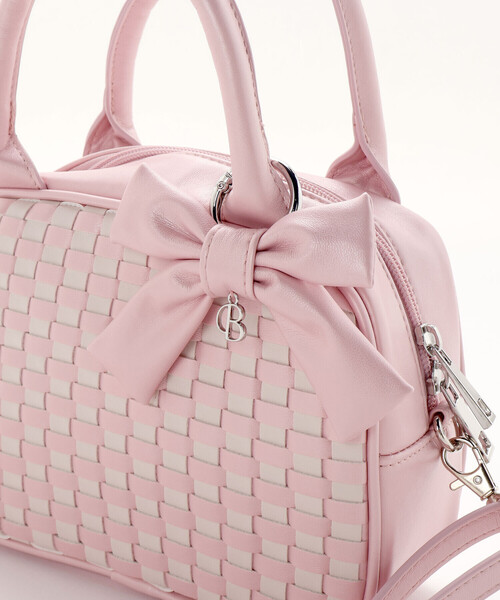 BeBe（ベベ）の「レザー調編み込みリボンチャーム付きミニボストン（ショルダーバッグ・キッズ・キャメル/ピンク・FREE）」の12枚目の写真