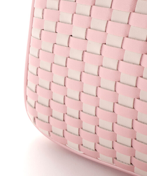 BeBe（ベベ）の「レザー調編み込みリボンチャーム付きミニボストン（ショルダーバッグ・キッズ・キャメル/ピンク・FREE）」の14枚目の写真