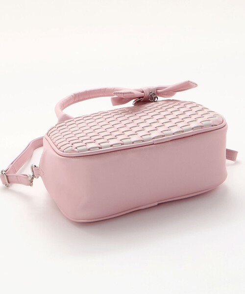 BeBe（ベベ）の「レザー調編み込みリボンチャーム付きミニボストン（ショルダーバッグ・キッズ・キャメル/ピンク・FREE）」の15枚目の写真