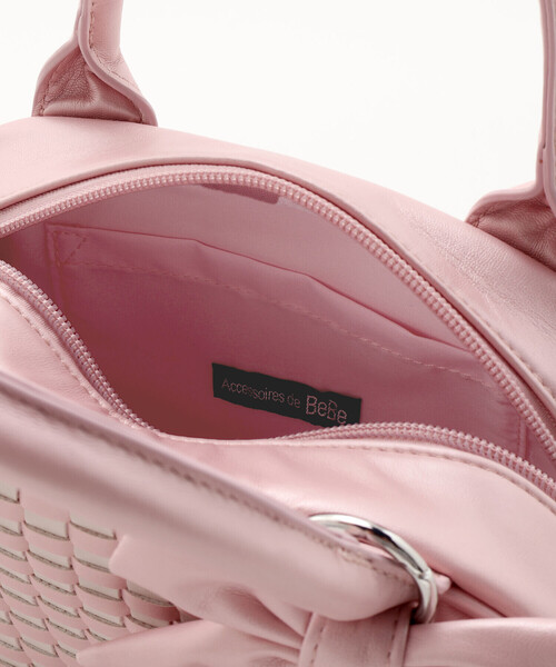 BeBe（ベベ）の「レザー調編み込みリボンチャーム付きミニボストン（ショルダーバッグ・キッズ・キャメル/ピンク・FREE）」の17枚目の写真