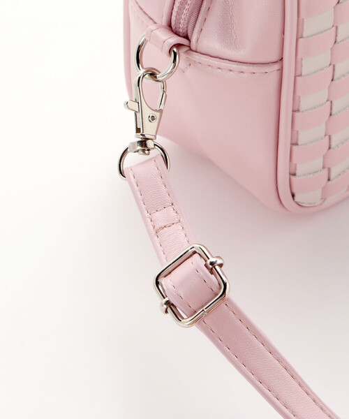 BeBe（ベベ）の「レザー調編み込みリボンチャーム付きミニボストン（ショルダーバッグ・キッズ・キャメル/ピンク・FREE）」の4枚目の写真