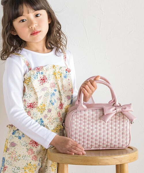 BeBe（ベベ）の「レザー調編み込みリボンチャーム付きミニボストン（ショルダーバッグ・キッズ・キャメル/ピンク・FREE）」の2枚目の写真